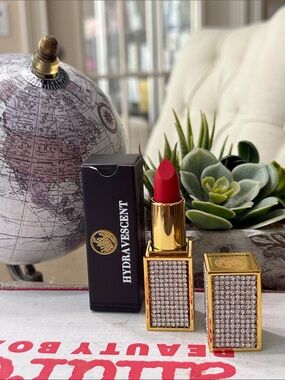 Hydravescent diamond Regal Rouge lipstick